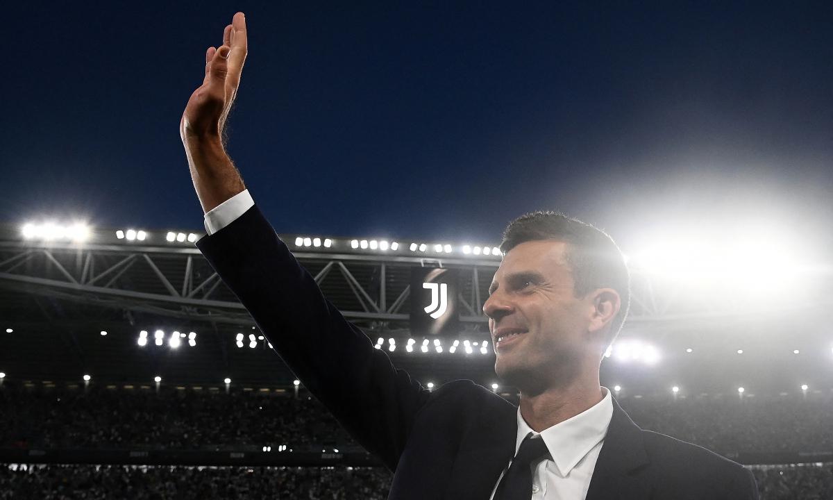 Hình ảnh cầu thủ Inter Milan và Napoli tranh chấp bóng quyết liệt ở khu trung tuyến trong trận đấu quan trọng tại Serie A