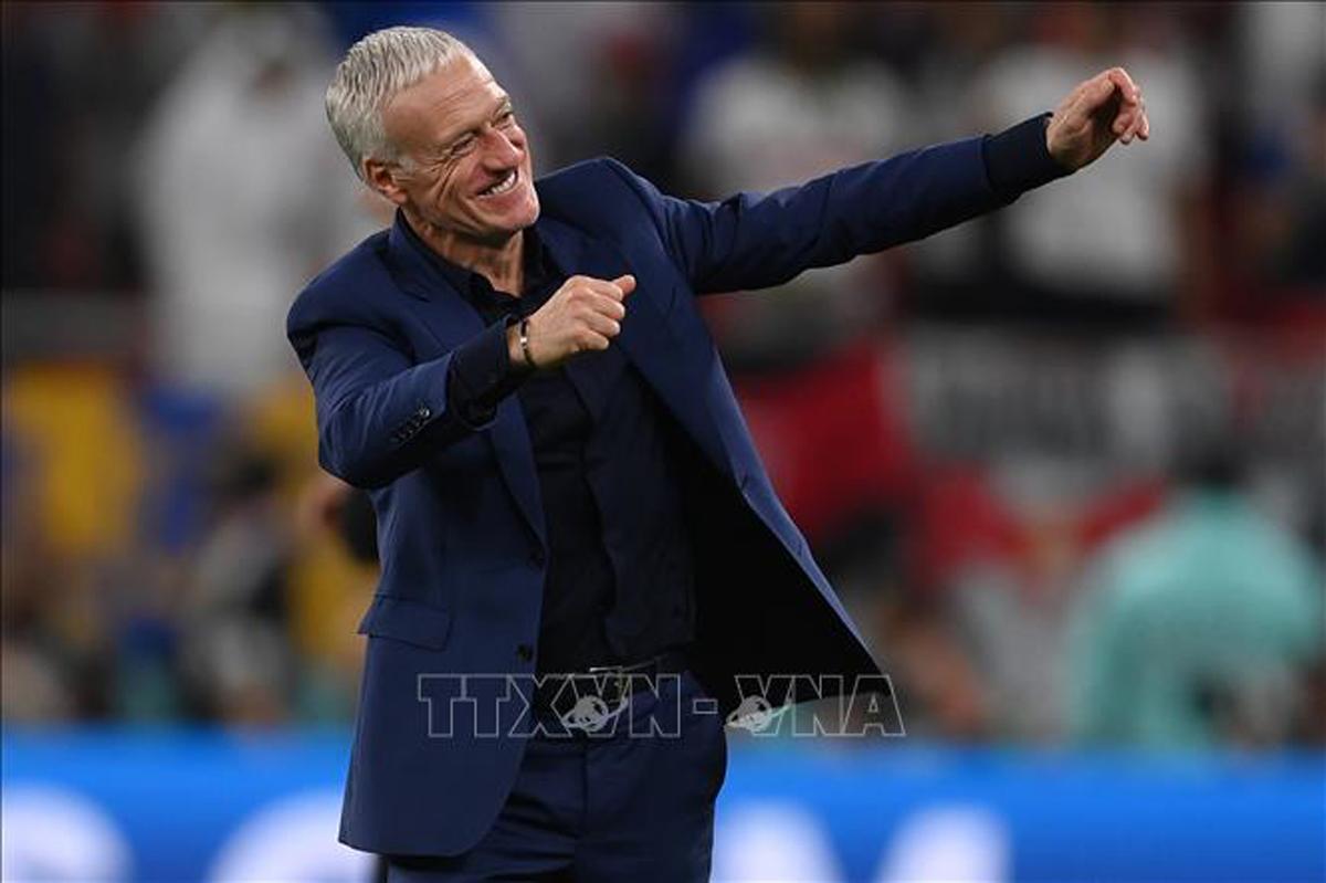Đội trưởng Didier Deschamps và Zinedine Zidane nâng cao cúp vàng FIFA World Cup 1998 trong khoảnh khắc đăng quang lịch sử của đội tuyển Pháp.