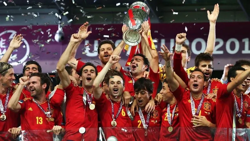 David Trezeguet ăn mừng bàn thắng vàng lịch sử giúp Pháp đánh bại Ý chung kết Euro 2000 trong khoảnh khắc đáng nhớ