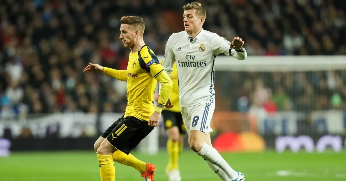 Các cầu thủ Paris Saint-Germain ăn mừng chiến thắng quan trọng tại đấu trường UEFA Champions League thể hiện sức mạnh bóng đá Pháp