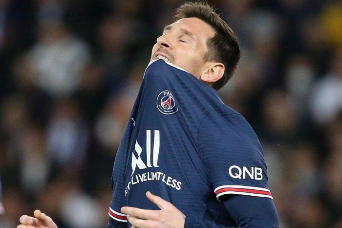 Khoảnh khắc PSG ăn mừng chức vô địch Ligue 1 tại sân nhà Parc des Princes, khẳng định sự thống trị liên tục của đội bóng tại giải đấu.