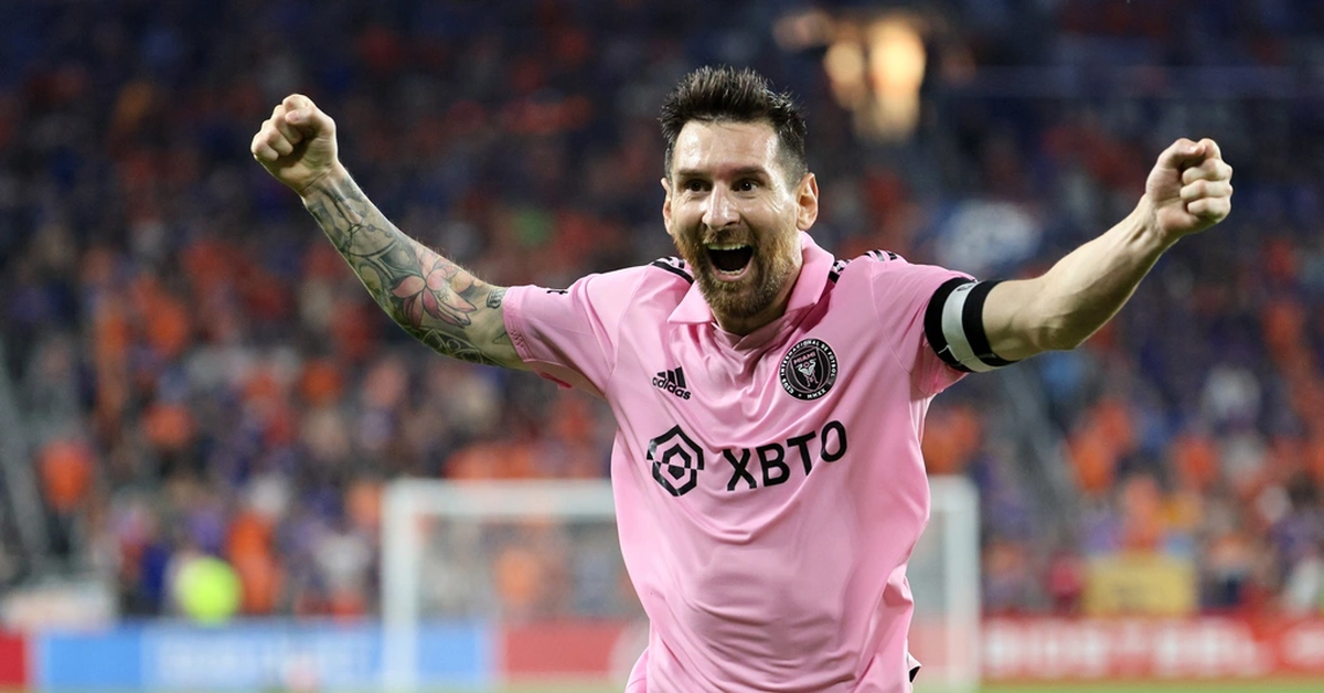 Hình ảnh sân vận động Parc des Princes biểu tượng cho chiến lược phát triển dựa trên đầu tư tài chính mạnh mẽ của PSG tại Ligue 1.