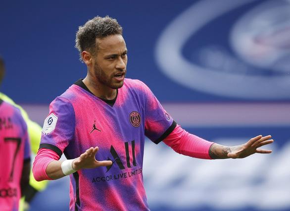 Hình ảnh sân vận động Parc des Princes biểu tượng cho sức mạnh tài chính và thành công bền vững của PSG tại Ligue 1.