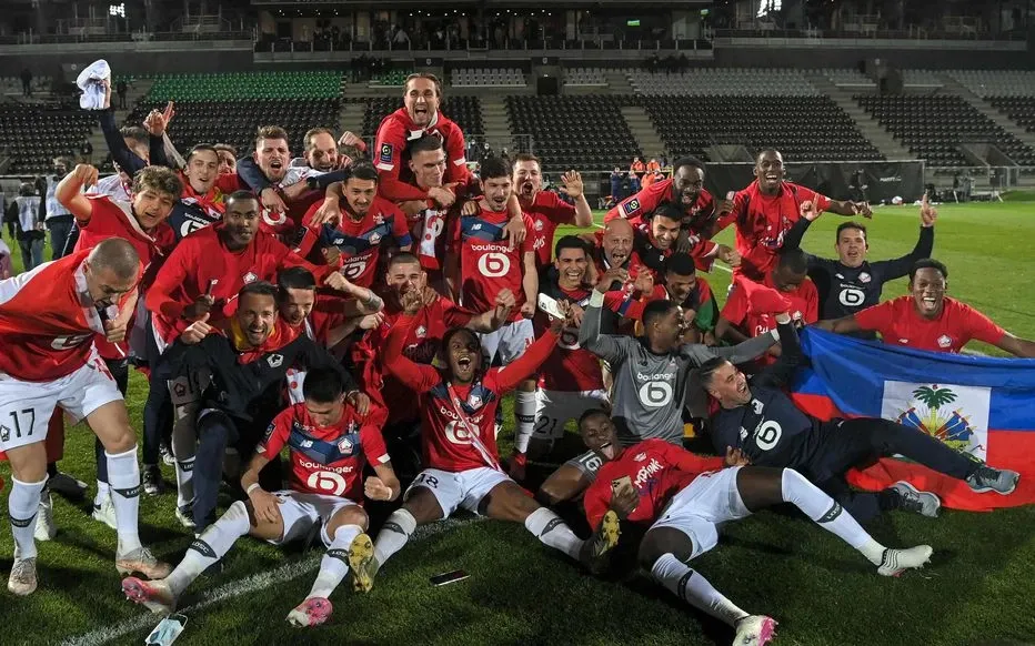 Hình ảnh các ngôi sao PSG ăn mừng bàn thắng trong trận đấu với Marseille tại giải Ligue 1 thể hiện sự thống trị