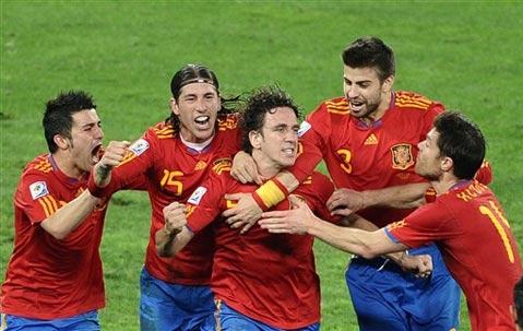 Carles Puyol ăn mừng bàn thắng bằng đầu lịch sử vào lưới đội tuyển Đức, đưa Tây Ban Nha vào chung kết World Cup 2010.