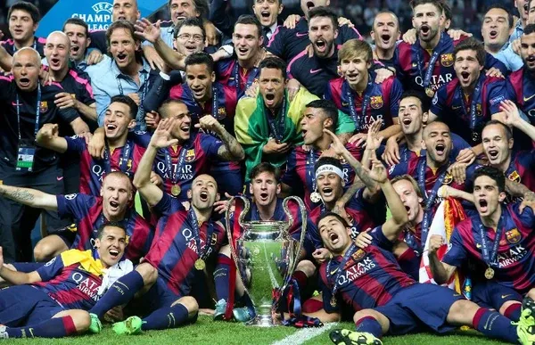 Carles Puyol trong một pha phòng ngự quyết liệt, thể hiện vai trò trung vệ thép không thể thay thế trong đội hình Barcelona suốt sự nghiệp