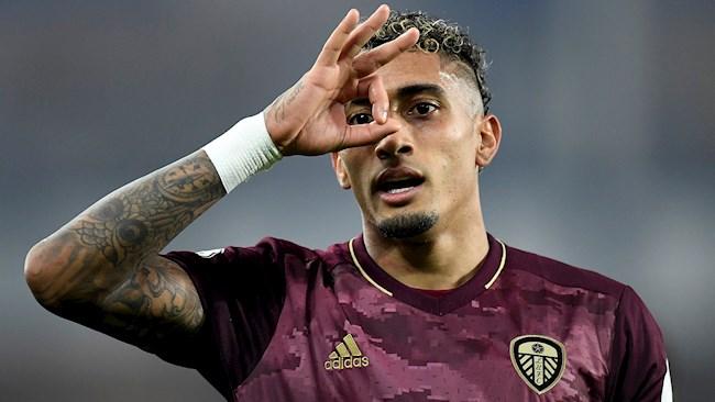 Raphinha rê bóng qua hậu vệ đối phương trong màu áo Leeds United mùa giải 2020-2021