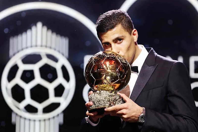 Rodri ăn mừng bàn thắng quan trọng từ một cú sút xa đẹp mắt cho Manchester City, tiền vệ phòng ngự Tây Ban Nha toàn diện bậc nhất Premier League hiện tại