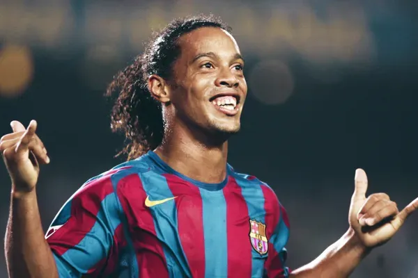 Khoảnh khắc Ronaldinho thực hiện cú sút mũi giày kinh điển vào lưới Chelsea trong trận đấu Champions League khó quên giữa hai đội