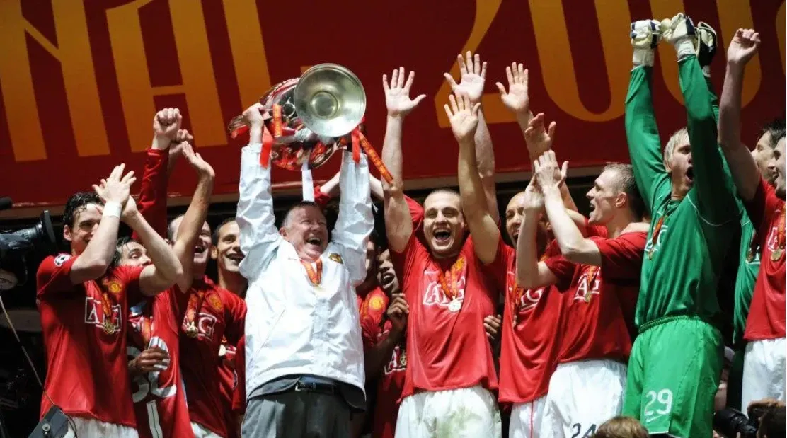 Wayne Rooney nâng cao chiếc cúp vô địch Premier League cùng các đồng đội Manchester United, khoảnh khắc ăn mừng đỉnh cao sự nghiệp