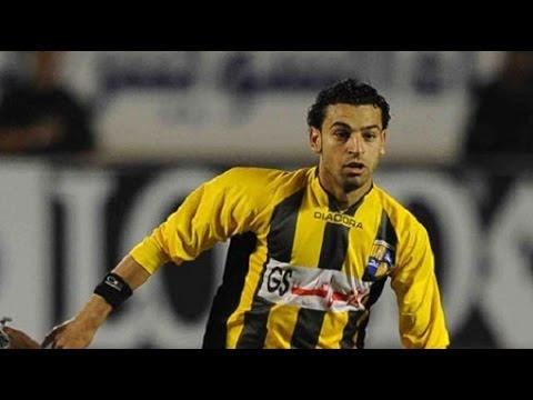 Hình ảnh Mohamed Salah tươi cười đặt bút ký vào bản hợp đồng gia hạn với câu lạc bộ Liverpool