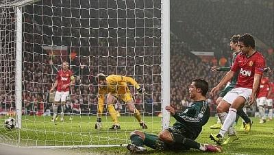 Sir Alex Ferguson chỉ đạo chiến thuật cho Man Utd bên đường biên trong trận tứ kết C1 gặp Real Madrid 2003