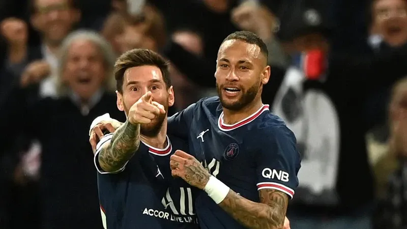 Hình ảnh Lionel Messi và Neymar trong màu áo PSG, minh chứng cho sức hút của bóng đá Pháp với các siêu sao quốc tế.