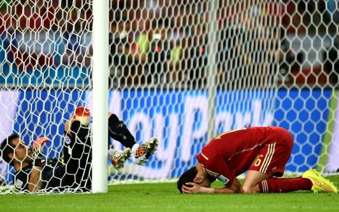 Hình ảnh biểu tượng cho sự sụp đổ của nhà đương kim vô địch Tây Ban Nha tại World Cup 2014 ở Brazil
