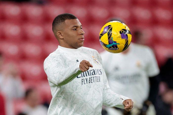 Khoảnh khắc Kylian Mbappé, tài năng trẻ sáng giá của đội tuyển Pháp, bứt tốc mạnh mẽ trên sân cỏ thể hiện sức trẻ và kỹ thuật.