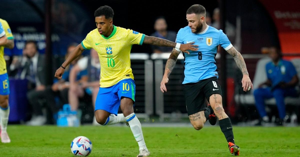 Nỗi thất vọng của các cầu thủ Tây Ban Nha khi bị loại sớm khỏi vòng bảng World Cup 1998 một cách bất ngờ