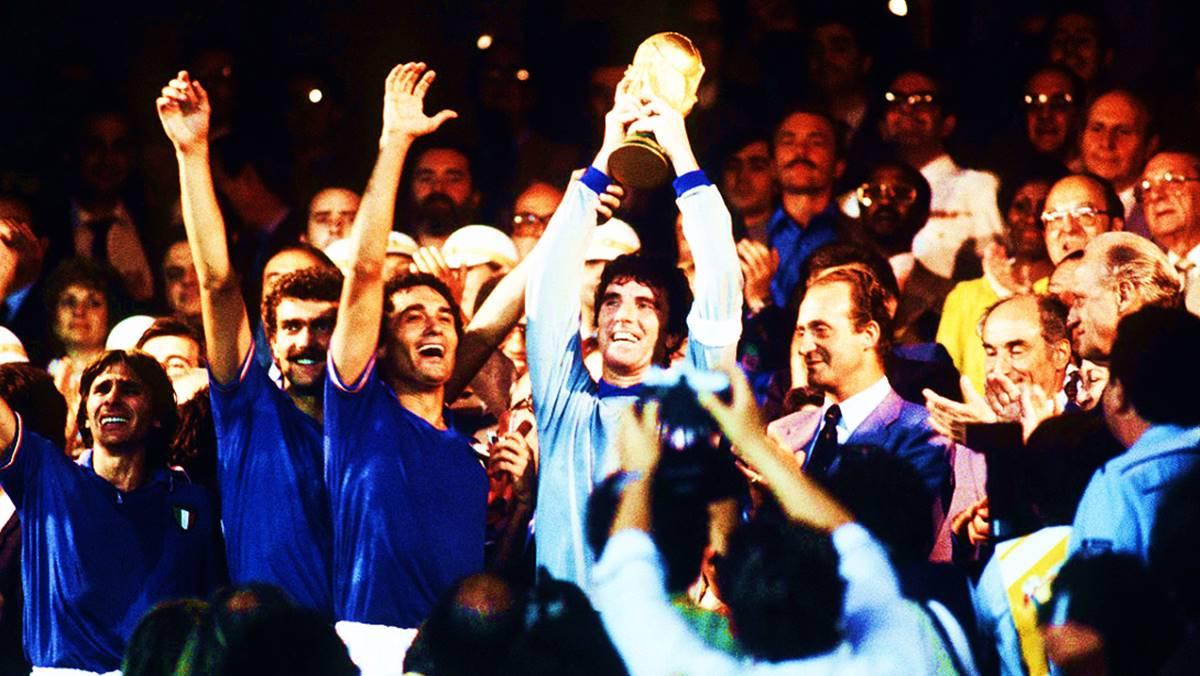 Khoảnh khắc đối đầu căng thẳng giữa cầu thủ Tây Ban Nha và Đức tại World Cup 1982 trên sân Santiago Bernabeu.
