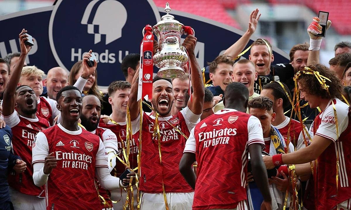 Khoảnh khắc Mateo Kovacic nhận thẻ vàng thứ hai gây tranh cãi từ trọng tài Anthony Taylor trong trận Arsenal vs Chelsea tại FA Cup 2020