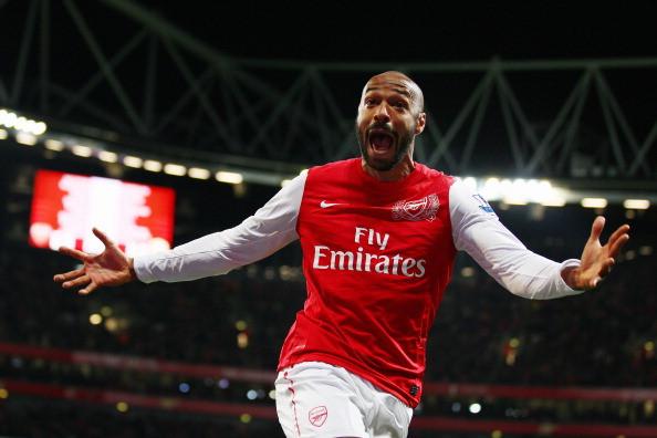 Thierry Henry trong màu áo Arsenal ăn mừng bàn thắng với phong cách đặc trưng, minh họa cho sự thành công của anh tại CLB sau vụ chuyển nhượng từ Juventus