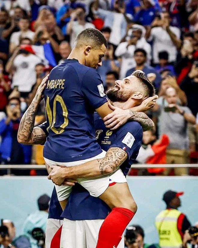 Tiền đạo huyền thoại Thierry Henry ăn mừng bàn thắng quan trọng cho đội tuyển Pháp tại một kỳ World Cup