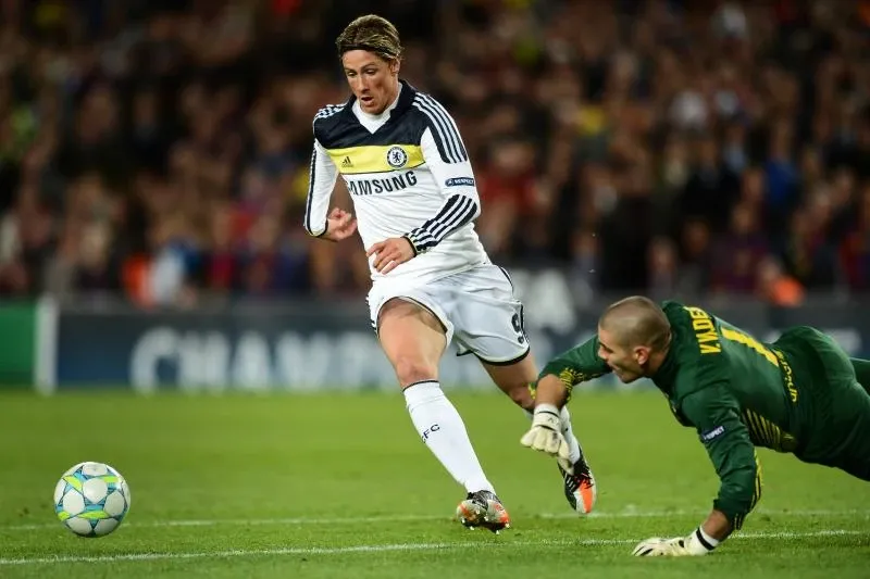 Fernando Torres vượt qua thủ môn Victor Valdes ghi bàn quyết định cho Chelsea trước Barcelona tại bán kết Champions League 2012 đáng nhớ