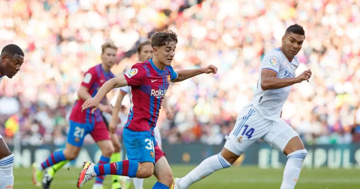 Hình ảnh trận đấu El Clásico kinh điển giữa Real Madrid và Barcelona tại La Liga đầy kịch tính và hấp dẫn người xem