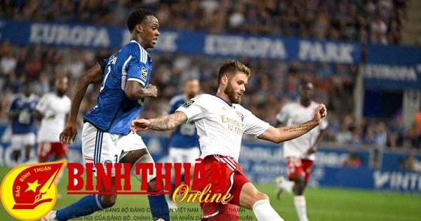 Một pha tranh chấp bóng quyết liệt trong trận đấu tại Ligue 2, thể hiện sự cạnh tranh cao của giải đấu hạng hai bóng đá Pháp.