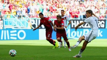 Pha tranh chấp bóng quyết liệt giữa cầu thủ hai đội trong trận tứ kết World Cup 2014 giữa Pháp và Đức tại Brazil.