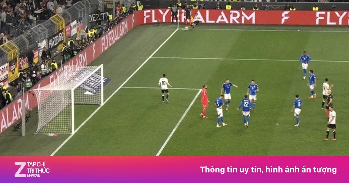 Khoảnh khắc Trent Alexander-Arnold thực hiện quả phạt góc nhanh dẫn đến bàn thắng quyết định của Origi trong trận Liverpool 4-0 Barcelona 2019