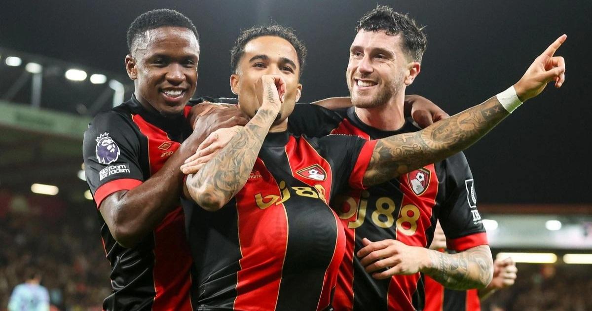 Hình ảnh trung vệ William Saliba của Arsenal trong một pha truy cản quyết liệt với tiền đạo đối phương.