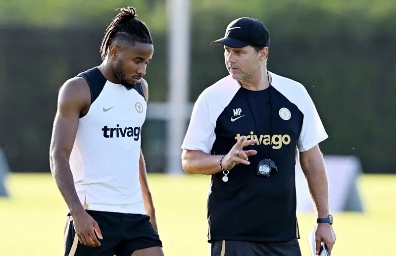 HLV Thomas Tuchel đang trao đổi, chỉ đạo chiến thuật cho các cầu thủ Chelsea trên sân tập Cobham