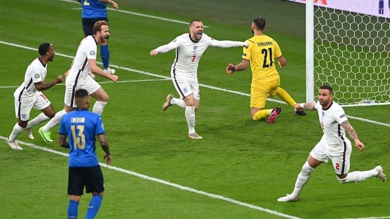 Hình ảnh đội tuyển Ý ăn mừng chức vô địch Euro 2020 dưới sự dẫn dắt của HLV Mancini, đánh dấu sự trở lại mạnh mẽ của bóng đá Ý.