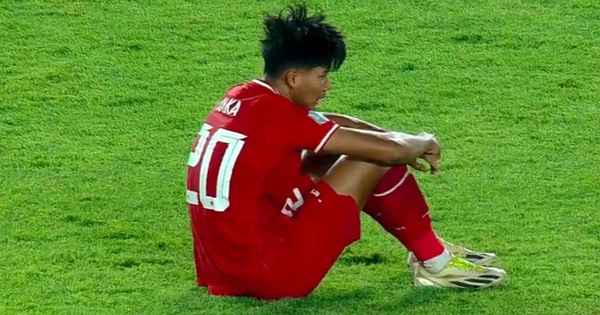 Trọng tài Bundesliga tham khảo ý kiến từ tổ VAR qua tai nghe và xem lại tình huống trên màn hình đặt bên sân