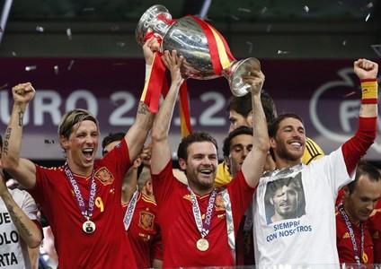 Huấn luyện viên Vicente del Bosque nâng cúp vàng World Cup 2010 cùng đội tuyển Tây Ban Nha ăn mừng chiến tích lịch sử
