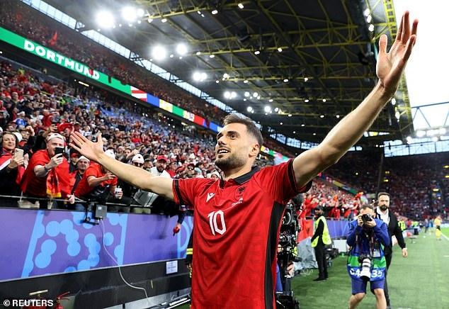 Các cầu thủ Italia ăn mừng bàn thắng vào lưới Tây Ban Nha trong trận đấu vòng 16 đội Euro 2016 đầy cảm xúc.