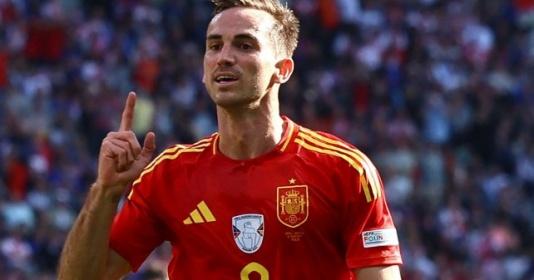 Tiền vệ trẻ Warren Zaire Emery của PSG đang tỏa sáng rực rỡ tại giải đấu Ligue 1 nước Pháp với kỹ năng vượt trội