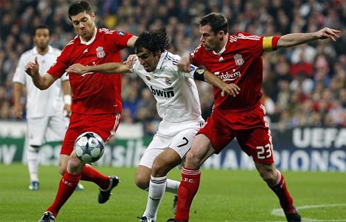 Khoảnh khắc Xabi Alonso cùng đồng đội Real Madrid nâng cao chiếc cúp Champions League đánh dấu đỉnh cao thành công trong sự nghiệp tại CLB