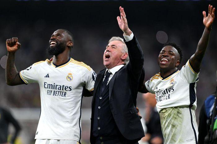 Hình ảnh Xabi Alonso trong màu áo Real Madrid thể hiện vai trò quan trọng trong sự nghiệp thành công tại CLB Hoàng gia Tây Ban Nha