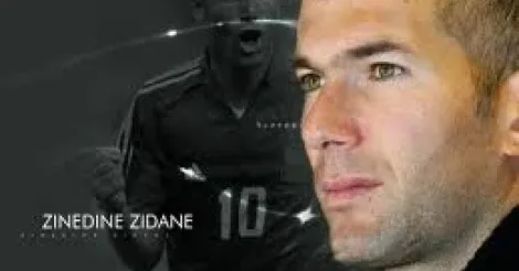 Zinedine Zidane ăn mừng bàn thắng kinh điển trong màu áo Real Madrid, một huyền thoại Serie A thành danh quốc tế