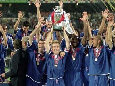 Zinedine Zidane và David Trezeguet ăn mừng bàn thắng vàng lịch sử giúp Pháp vô địch Euro 2000 trước Ý