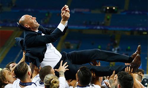 Zinedine Zidane, huấn luyện viên người Pháp, ăn mừng chức vô địch UEFA Champions League danh giá cùng câu lạc bộ Real Madrid, thể hiện thành công ở cấp CLB.