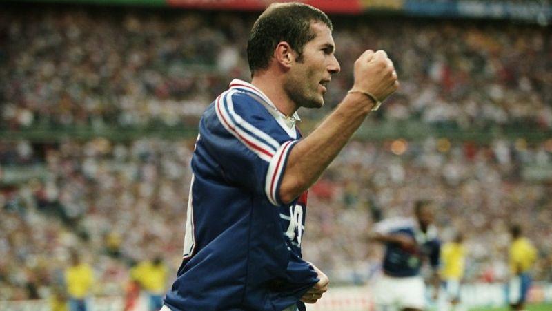 Zinedine Zidane, biểu tượng bóng đá Pháp, nâng cao chiếc cúp vàng FIFA World Cup 1998 đầy cảm xúc