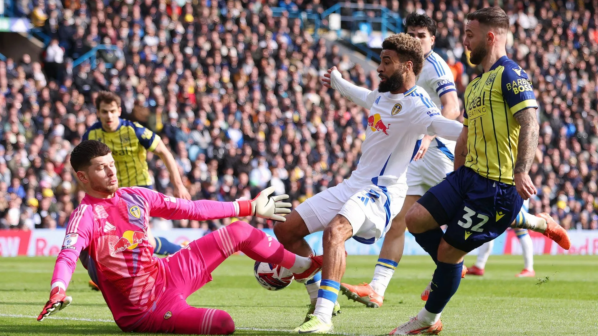 Adam Armstrong thi đấu cho West Brom trong trận gặp Leeds United tại Championship