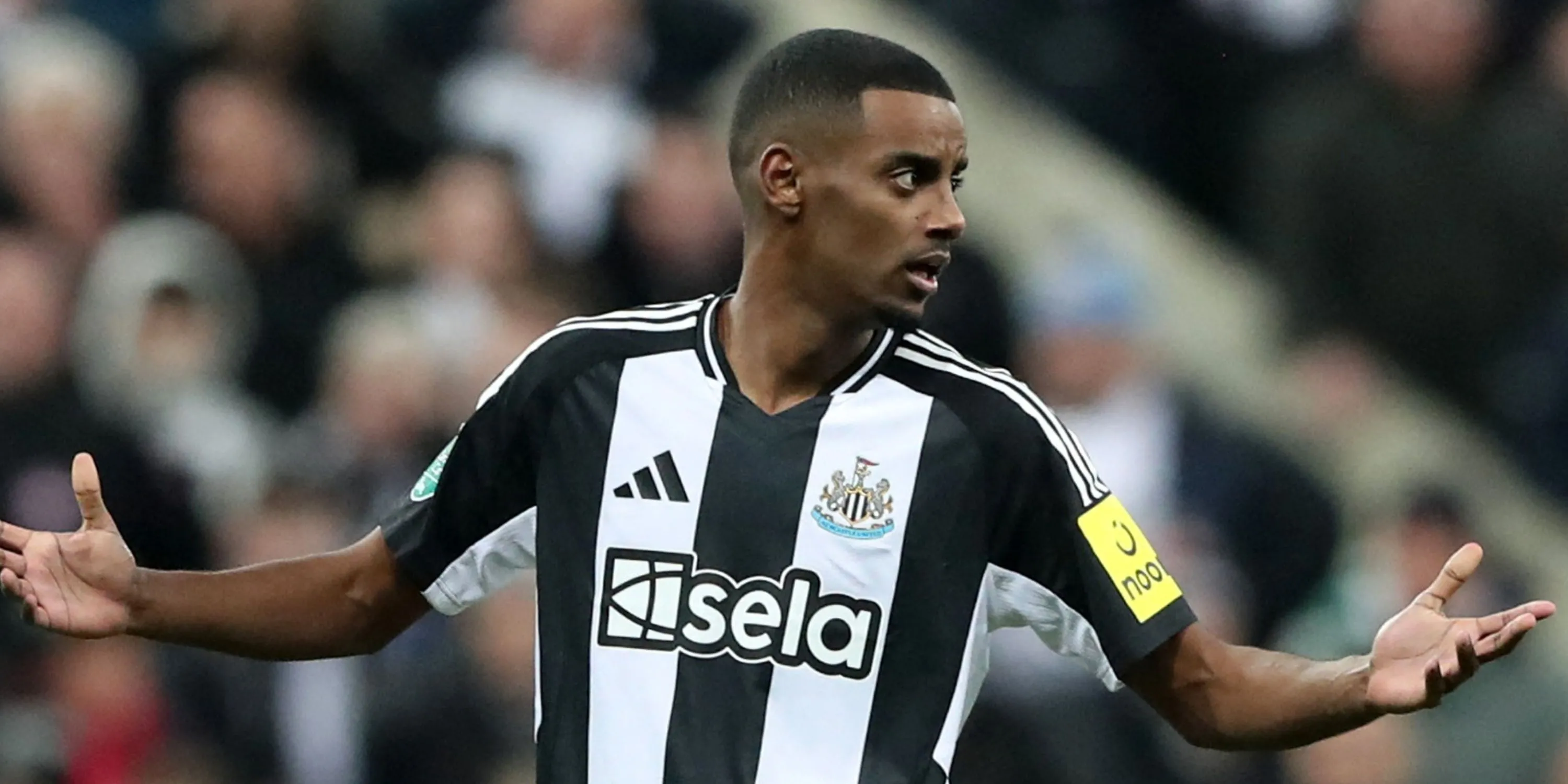 Alexander Isak của Newcastle đối mặt với sự truy cản của hậu vệ đối phương