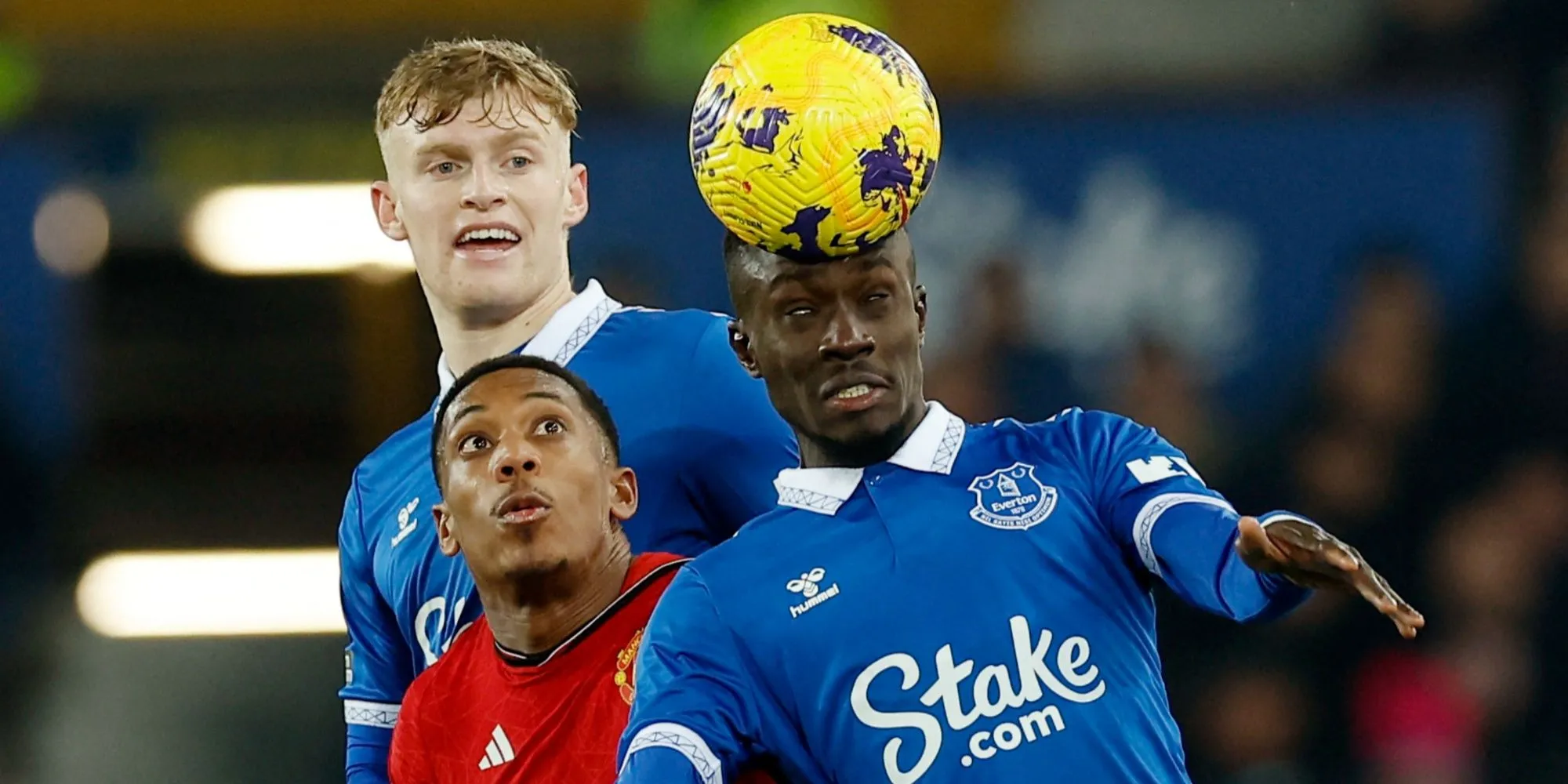 Anthony Martial của Manchester United tranh chấp bóng với Jarrad Branthwaite và Idrissa Gueye của Everton