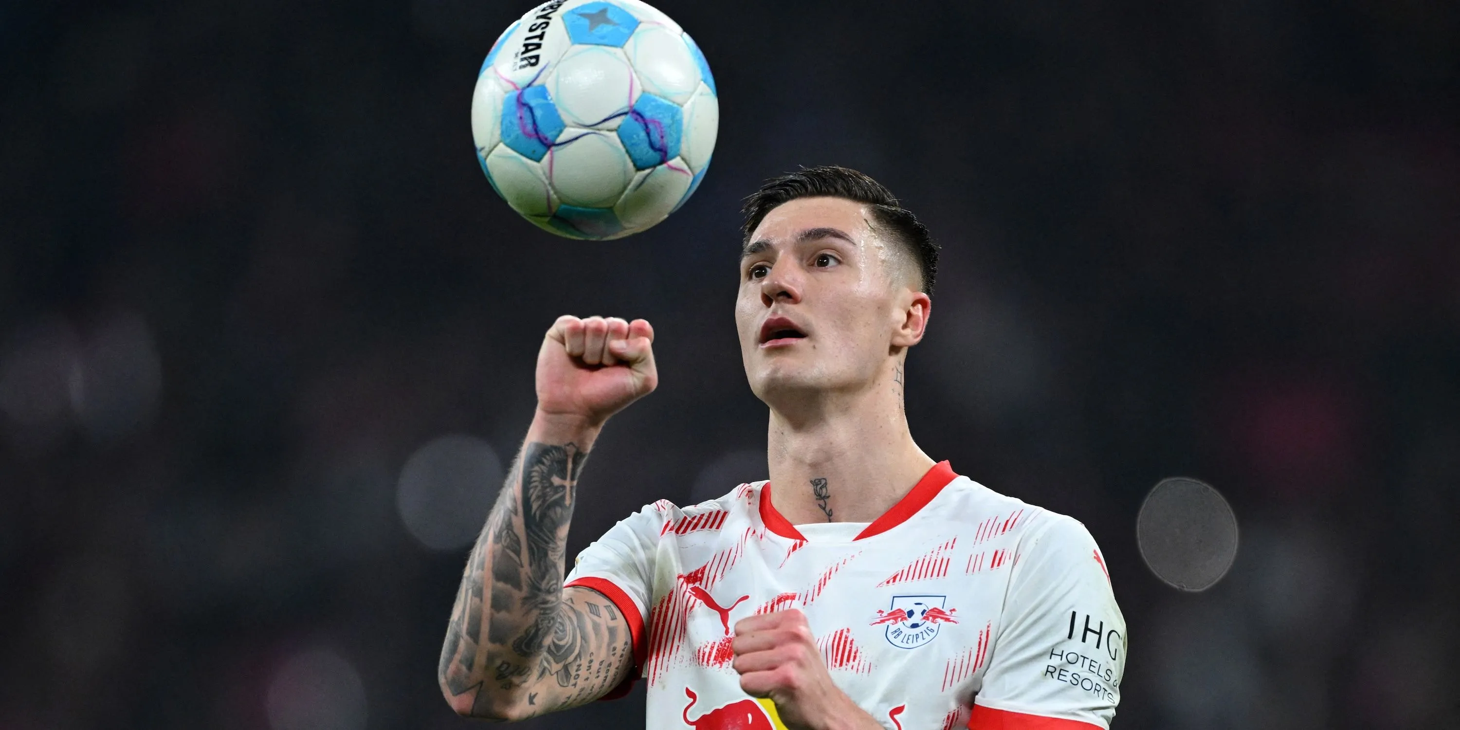 Benjamin Sesko tập trung trước khi thực hiện phạt đền cho RB Leipzig