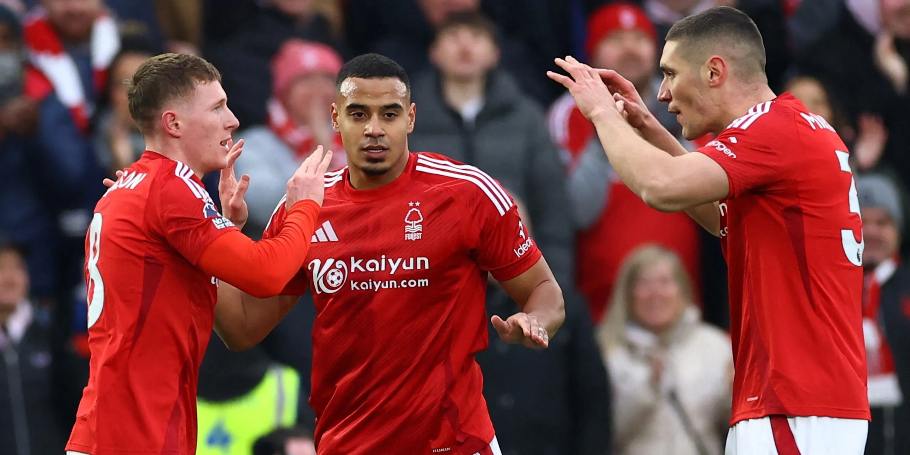 Các cầu thủ Nottingham Forest ăn mừng bàn thắng, trong đó có Murillo