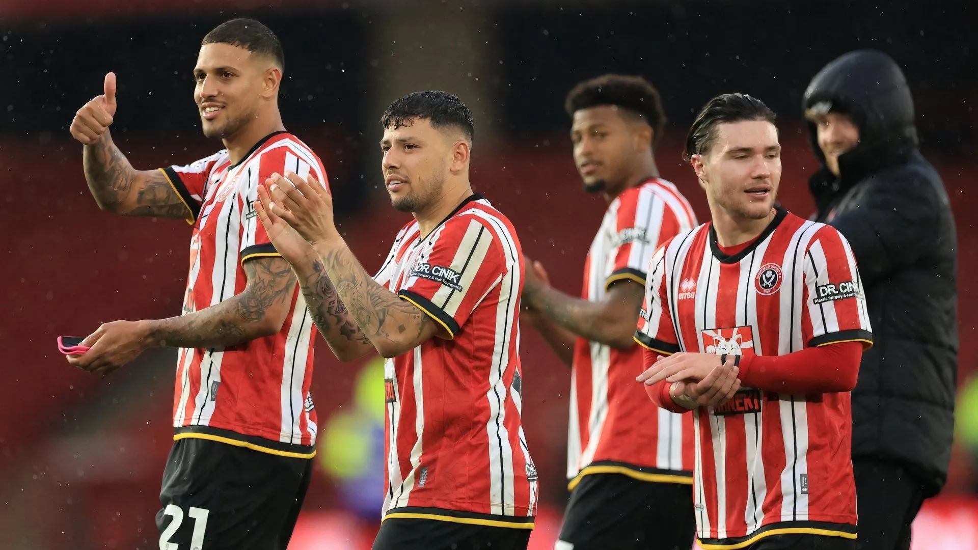 Các cầu thủ Sheffield United vỗ tay tri ân người hâm mộ tại Bramall Lane