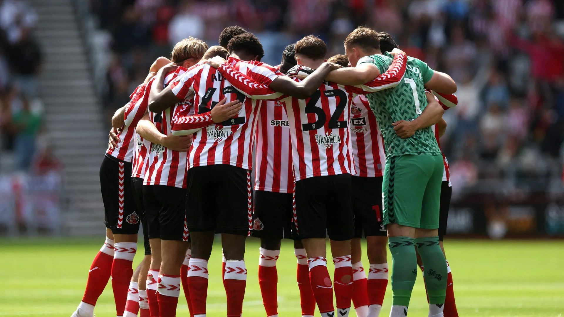 Các cầu thủ Sunderland tụ họp thảo luận chiến thuật trước một trận đấu quan trọng của mùa giải.