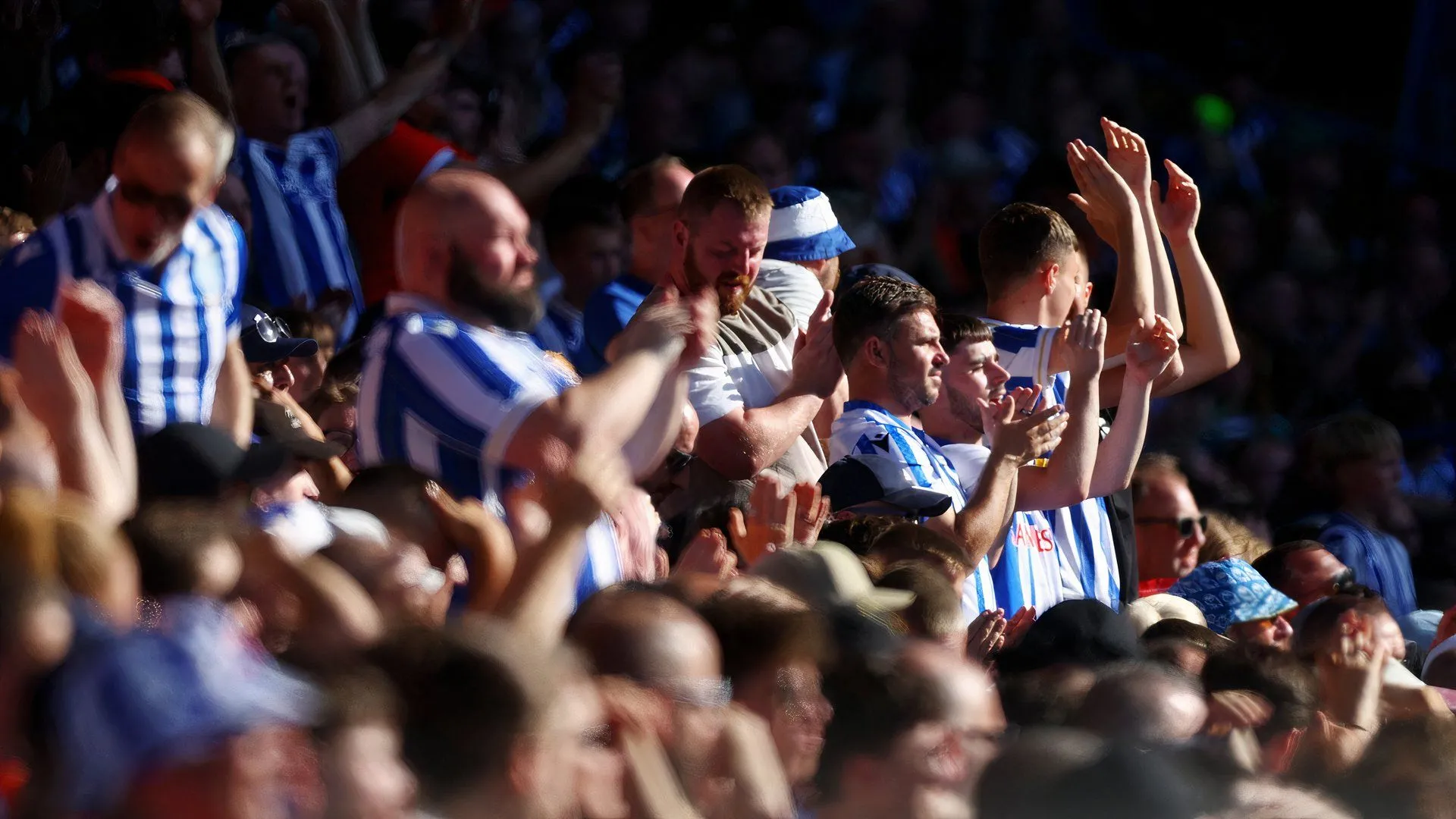 Các cổ động viên Sheffield Wednesday cuồng nhiệt trên khán đài sân Hillsborough, thể hiện sự ủng hộ cho đội bóng.